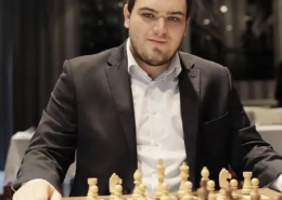 na zdjęciu Igor Janik przed szachownicą