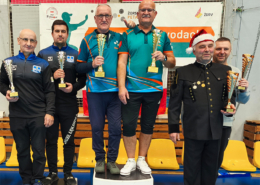 galeria zdjęć przedstawia zawodników na podium z nagrodami i wyniki turnieju