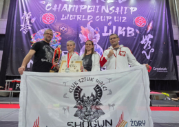 na zdjęciach zawodniczka podczas turnieju na hali sportowej i z banerem