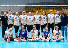 na zdjęciu zawodniczki w hali sportowej przed siatką