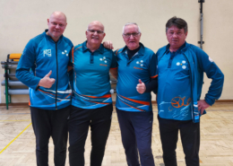 na zdjęciach zawodnicy ligi w sali sportowej