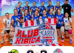 Grafika przedstawiająca drużynę młodych siatkarek pozujących na hali sportowej z klubowym banerem, wynikiem meczu, logotypami drużyn i sponsorów oraz informacją o etapie rozgrywek mistrzowskich.