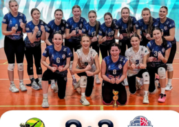 na plakacie zdjęcie drużyny siatkarskiej, loga i wynik meczu