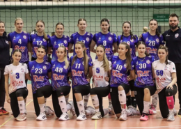 na zdjęciu drużyna z trenerem na tle siatki do gry