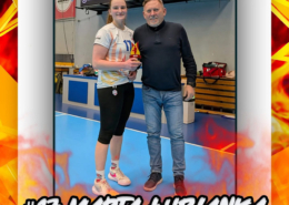 Grafika prezentująca wyróżnioną zawodniczkę siatkówki odbierającą nagrodę po meczu w hali sportowej, z dynamicznym czerwonym tłem, oznaczeniem „MVP meczu” oraz elementami identyfikacji klubowej.