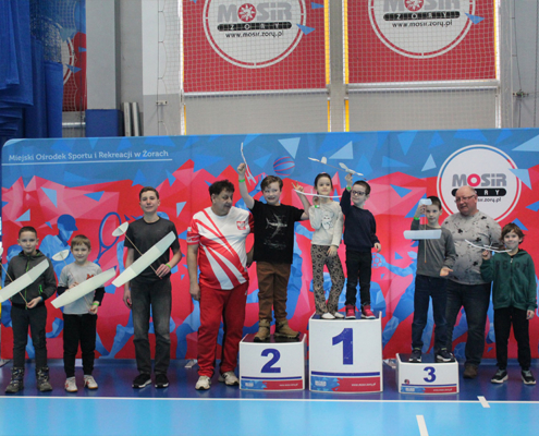 Galeria zdjęć z halowych zawodów modeli latających (klasy F1N i „styrek”) – prezentacja modeli, konkursowe loty w hali sportowej oraz ceremonia wręczenia dyplomów i nagród dla najlepszych zawodników.