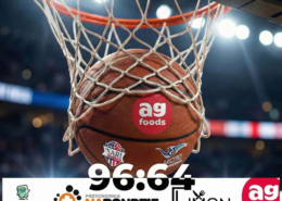Grafika sportowa przedstawiająca piłkę do koszykówki wpadającą do kosza z nałożonym wynikiem meczu oraz pasem logotypów sponsorów w dolnej części obrazu.