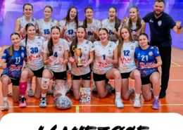 Grafika przedstawiająca drużynę młodych siatkarek świętujących zdobycie czwartego miejsca w finale mistrzostw, pozujących z pucharem i nagrodami na hali sportowej.