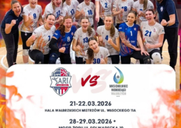 Plakat w dynamicznej, ognistej stylistyce z napisem „PLAY-OFF”, przedstawiający drużynę siatkarek oraz informacje o meczach MUKS SARI Żory vs MKS Chełmiec Wałbrzych wraz z terminami i lokalizacjami spotkań.