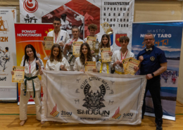 Zestaw zdjęć z zawodów sztuk walki w hali sportowej, przedstawiających walki zawodników na macie oraz ujęcia grupowe uczestników i dekoracje medalowe.