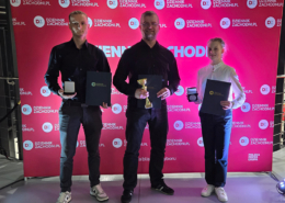 Zestaw zdjęć z gali „Sportowiec Roku 2025”, przedstawiających laureatów odbierających nagrody, statuetki i dyplomy na scenie.