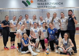 Zestaw grafik i zdjęć z meczu play-off siatkarek MUKS SARI Żory, prezentujący wynik spotkania (3:1), drużynę po meczu oraz dynamiczne materiały promujące rywalizację z MKS Chełmiec Wałbrzych.