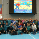 Galeria zdjęć z turnieju sportowego seniorów w hali MOSiR przedstawia uczestników w sportowych koszulkach podczas wręczania pucharów i dyplomów, wspólne fotografie zwycięzców oraz momenty dekoracji na tle siatki i hali sportowej.