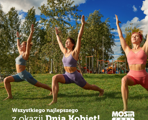 Grafika z okazji Dnia Kobiet przedstawiająca trzy kobiety ćwiczące jogę na trawie w parku w słoneczny dzień, z widoczną zielenią drzew i placem sportowym w tle oraz białym napisem z życzeniami i logo MOSiR Żory.