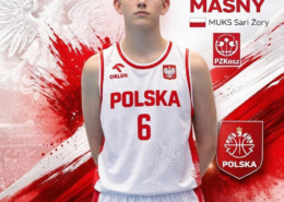 Plakat w biało-czerwonej stylistyce przedstawiający młodego koszykarza w stroju reprezentacji Polski z informacją o powołaniu Antoniego Masnego do szerokiej kadry Polski U14.