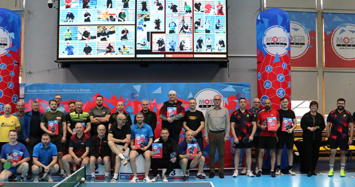 galeria zdjęć z zakończenia turnieju tenisa stołowego w hali MOSiR Żory, przedstawiający wręczenie nagród, dekorację zawodników oraz uczestników wydarzenia.