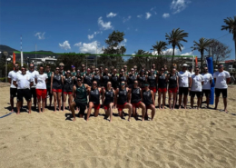 zdjęcia z plażowego obozu sportowego – po lewej zawodniczka na boisku do siatkówki plażowej