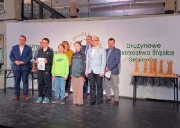 Galeria zdjęć z turnieju szachowego, przedstawiająca wręczenie nagród oraz uczestników rozgrywających partie przy stołach.
