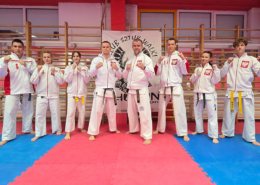 Galeria przedstawia zawodników karate oraz oficjalne powołania Polskiego Związku Karate – widoczne są zdjęcia grupowe kadry oraz dokumenty nominacyjne do udziału w mistrzostwach Europy.
