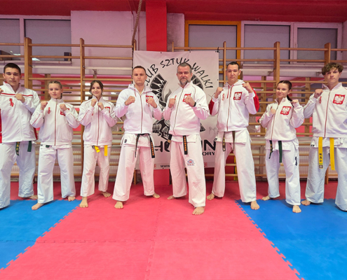 Galeria przedstawia zawodników karate oraz oficjalne powołania Polskiego Związku Karate – widoczne są zdjęcia grupowe kadry oraz dokumenty nominacyjne do udziału w mistrzostwach Europy.