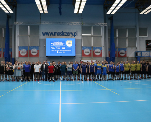Zestaw zdjęć z turnieju koszykówki w hali sportowej, obejmujący ujęcia z meczów, ceremonii otwarcia oraz wręczenia nagród uczestnikom i zwycięzcom.