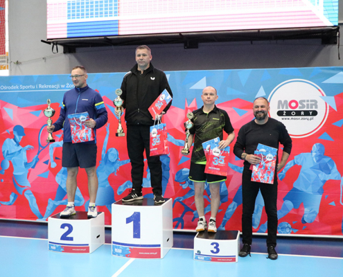 Zdjęcie z ceremonii wręczenia nagród przedstawiające zawodników na podium po zakończeniu turnieju sportowego w hali MOSiR Żory.