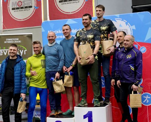 Galeria zdjęć z rajdu przygodowego, przedstawiająca uczestników podczas kajakarstwa, jazdy na rowerze, zadań terenowych oraz nocnych aktywności w trudnych warunkach.