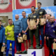 Galeria zdjęć z rajdu przygodowego, przedstawiająca uczestników podczas kajakarstwa, jazdy na rowerze, zadań terenowych oraz nocnych aktywności w trudnych warunkach.