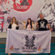 Galeria przedstawia zawodników klubu Shogun podczas turnieju karate kyokushin. Na zdjęciach widoczne są walki na macie, prezentacje kata, dekoracje medalowe oraz wspólne fotografie uczestników i trenerów.
