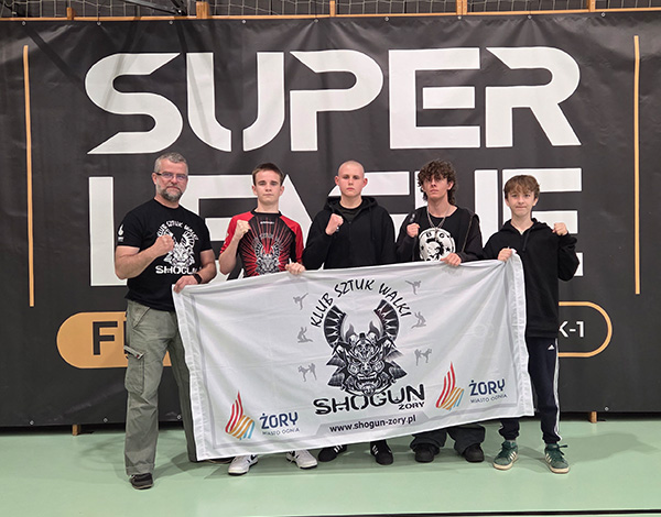 Galeria przedstawia zawodników klubu Shogun podczas gali sportów walki Super League. Na zdjęciach widoczne są walki w ringu i klatce MMA, wspólne fotografie drużyny oraz ujęcia z hali zawodów i dekoracji medalowych.