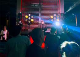 Galeria przedstawia wydarzenie muzyczne przy tężni w Parku Cegielnia. Na zdjęciach widoczni są DJ-e, scena z oświetleniem, uczestnicy imprezy oraz wieczorna atmosfera plenerowego wydarzenia ZORA Freedom.