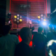 Galeria przedstawia wydarzenie muzyczne przy tężni w Parku Cegielnia. Na zdjęciach widoczni są DJ-e, scena z oświetleniem, uczestnicy imprezy oraz wieczorna atmosfera plenerowego wydarzenia ZORA Freedom.