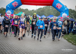Galeria zdjęć z VIII Biegu Nadziei w Parku Cegielnia. Na fotografiach uczestnicy biegu i marszu nordic walking podczas startu, na trasie oraz na mecie, a także wręczanie medali, pamiątkowe zdjęcia i wspólne ujęcia organizatorów oraz uczestników wydarzenia charytatywnego.