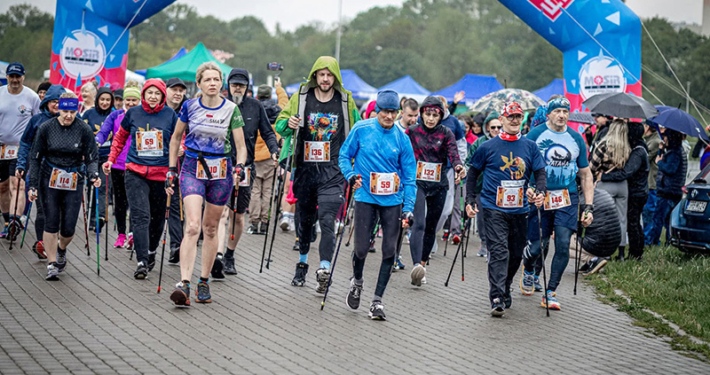 Galeria zdjęć z VIII Biegu Nadziei w Parku Cegielnia. Na fotografiach uczestnicy biegu i marszu nordic walking podczas startu, na trasie oraz na mecie, a także wręczanie medali, pamiątkowe zdjęcia i wspólne ujęcia organizatorów oraz uczestników wydarzenia charytatywnego.