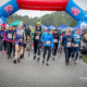 Galeria zdjęć z VIII Biegu Nadziei w Parku Cegielnia. Na fotografiach uczestnicy biegu i marszu nordic walking podczas startu, na trasie oraz na mecie, a także wręczanie medali, pamiątkowe zdjęcia i wspólne ujęcia organizatorów oraz uczestników wydarzenia charytatywnego.