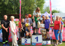 Galeria zdjęć z Dnia Sąsiada. Na fotografiach widoczne są konkurencje sportowe, mecze piłkarskie, atrakcje dla dzieci, dmuchańce oraz wręczenie nagród uczestnikom wydarzenia.