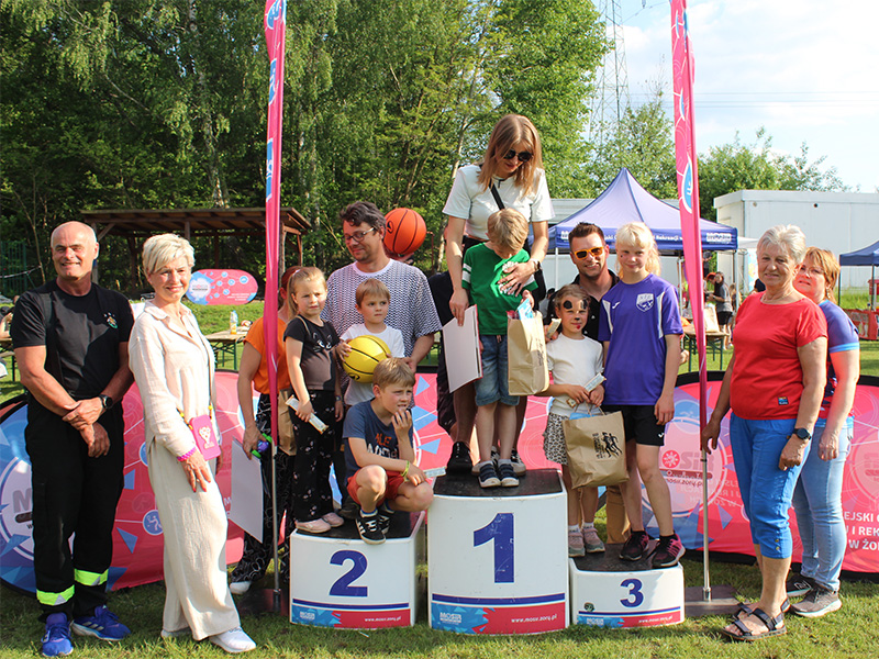 Galeria zdjęć z Dnia Sąsiada. Na fotografiach widoczne są konkurencje sportowe, mecze piłkarskie, atrakcje dla dzieci, dmuchańce oraz wręczenie nagród uczestnikom wydarzenia.