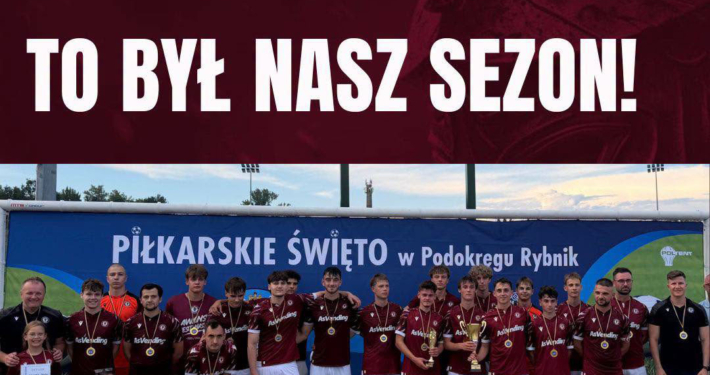 Grafika podsumowująca sezon piłkarski. Widoczne jest drużynowe zdjęcie zawodników z medalami i pucharami oraz ciemne tło z dużymi elementami typograficznymi.