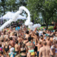 Galeria zdjęć z letniego wydarzenia na kąpielisku, przedstawiająca piana party, animacje w wodzie, zajęcia sportowe, konkursy z nagrodami oraz uczestników korzystających z atrakcji basenu i stref rekreacyjnych.