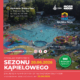 Grafika promująca sezon kąpielowy z widokiem z góry na odkryty kompleks basenowy z atrakcjami wodnymi i zjeżdżalnią. Widoczne są elementy graficzne oraz logotypy organizatorów.