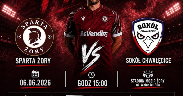 Grafika zapowiadająca mecz piłkarski Sparta Żory – Sokół Chwałęcice. Widoczny zawodnik, herby drużyn, data, godzina i miejsce spotkania oraz logotypy partnerów wydarzenia.
