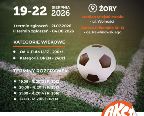 Plakat promujący turniej piłki nożnej z dużym zdjęciem piłki leżącej na murawie boiska. Grafika utrzymana jest w ciemnej kolorystyce z zielonym tłem i pomarańczowymi akcentami.