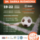 Plakat promujący turniej piłki nożnej z dużym zdjęciem piłki leżącej na murawie boiska. Grafika utrzymana jest w ciemnej kolorystyce z zielonym tłem i pomarańczowymi akcentami.