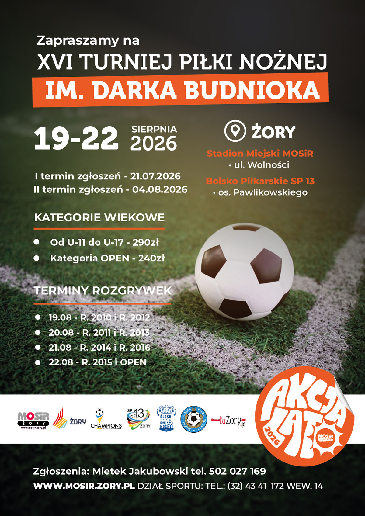 Plakat promujący turniej piłki nożnej z dużym zdjęciem piłki leżącej na murawie boiska. Grafika utrzymana jest w ciemnej kolorystyce z zielonym tłem i pomarańczowymi akcentami.