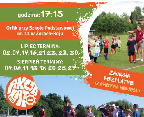 Plakat promujący letnie zajęcia piłki nożnej dla dzieci i młodzieży. Na grafice widoczne są fotografie dzieci ćwiczących z trenerem na boisku oraz kolorowe elementy graficzne w odcieniach zieleni i pomarańczu.