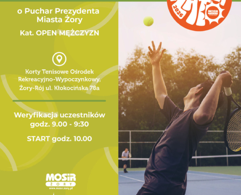Plakat promujący wakacyjny turniej tenisa ziemnego z fotografią zawodnika wykonującego serwis na korcie. Grafika utrzymana jest w zielono-pomarańczowej kolorystyce z motywem piłek tenisowych w tle.