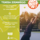 Plakat promujący wakacyjny turniej tenisa ziemnego z fotografią zawodnika wykonującego serwis na korcie. Grafika utrzymana jest w zielono-pomarańczowej kolorystyce z motywem piłek tenisowych w tle.