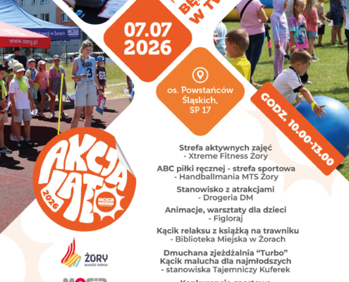 Plakat promujący plenerowe wydarzenie sportowo-rekreacyjne dla dzieci i młodzieży w ramach Akcji Lato 2026. Na grafice znajdują się zdjęcia uczestników biorących udział w grach, animacjach i konkurencjach sportowych na świeżym powietrzu, utrzymane w biało-pomarańczowej identyfikacji wizualnej.