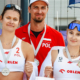 Zestaw dwóch zdjęć młodej siatkarki plażowej – po lewej pozuje z piłką na tle klubowego logo MUKS SARI Żory, a po prawej odbiera srebrny medal, stojąc obok trenera i koleżanki z reprezentacji Polski.