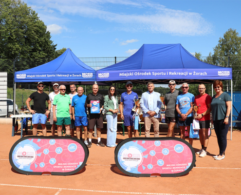 Galeria zdjęć z turnieju tenisa ziemnego przedstawiająca zawodników podczas meczów na kortach ziemnych oraz sportowe gesty fair play po zakończonych spotkaniach.